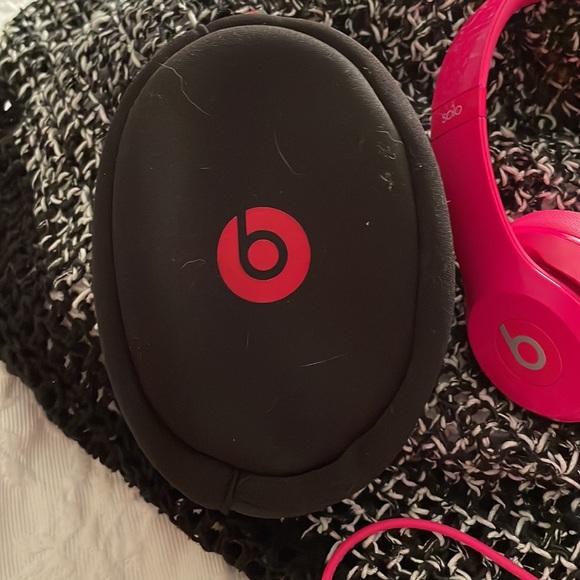 Beats by Dre Solo Over-the-ear Headphones - Picture 2 of 8